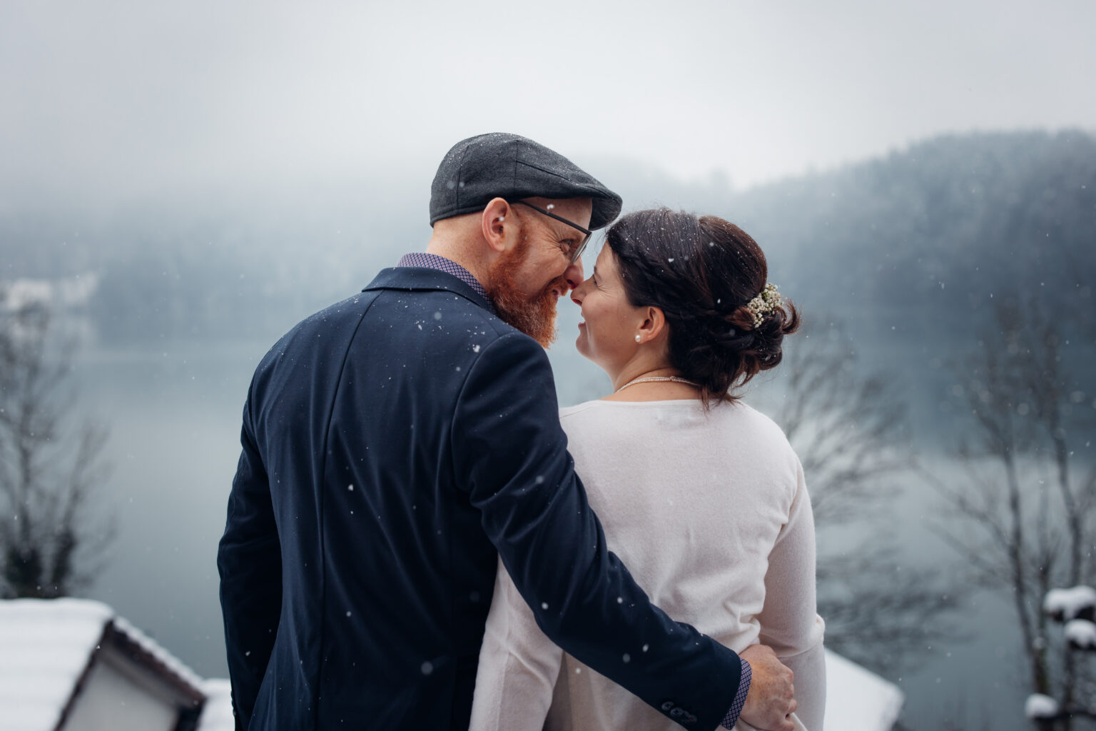 Brautpaar bei Winterhochzeit