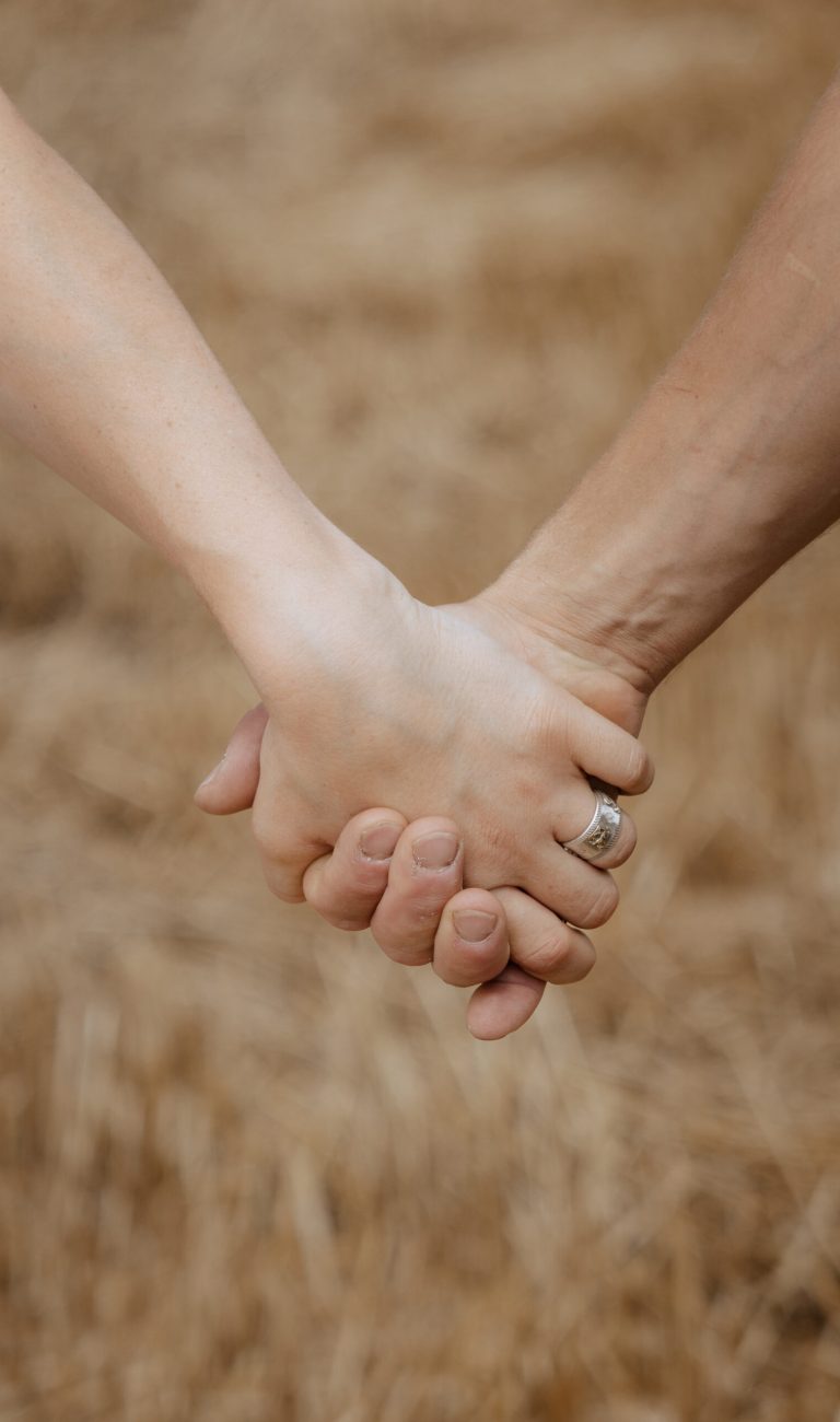 Brautpaar hält Hand